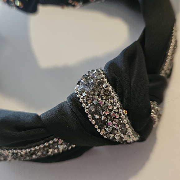 Elegant Black Embellished Headband - Picture 3 of 6